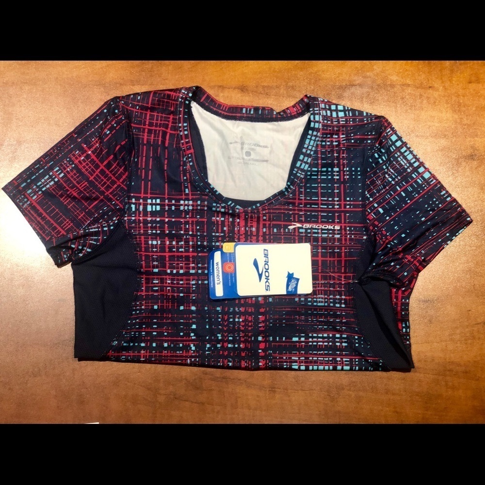 Women’s Brooks Workout Shirt Size Medium